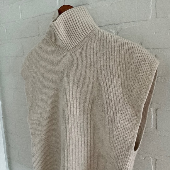 🌺Host Pick!🌺 OUI Boxy Cap sleeve Ribbed knit Cream/Oatmeal Wool blend Size 12 - Picture 8 of 14